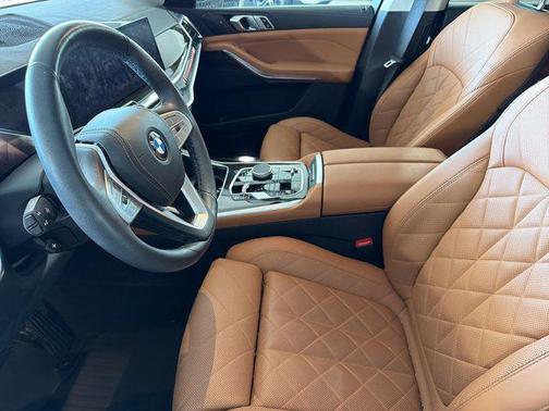 Black Sapphire Metallic 2024 BMW X7 xDrive40i