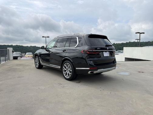 Black Sapphire Metallic 2024 BMW X7 xDrive40i