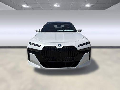 2025 BMW 740 i