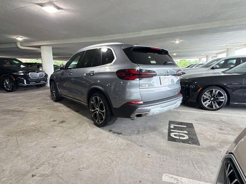 Skyscraper Grey Metallic 2024 BMW X5 xDrive40i