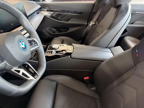 Vegas Red Metallic 2026 BMW i5 eDrive40