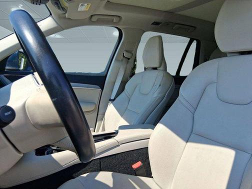 2022 Volvo XC90 T5 Momentum