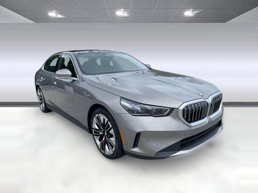 Oxide Grey Metallic 2026 BMW 530 530i