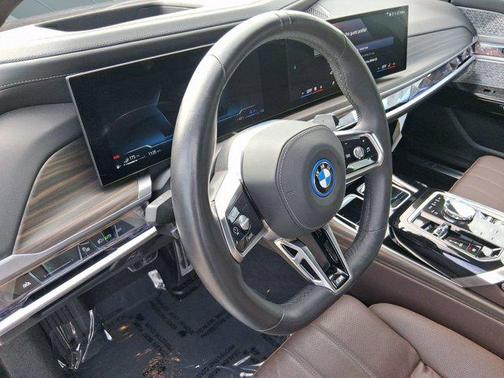 2025 BMW 750e i xDrive