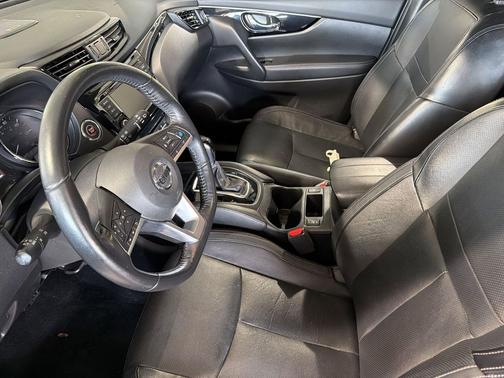 Magnetic Black Pearl 2019 Nissan Rogue Sport SL
