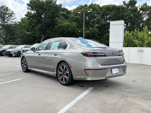 Oxide Grey Metallic 2026 BMW i7 eDrive50