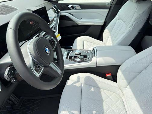Carbon Black Metallic 2027 BMW X7 xDrive40i