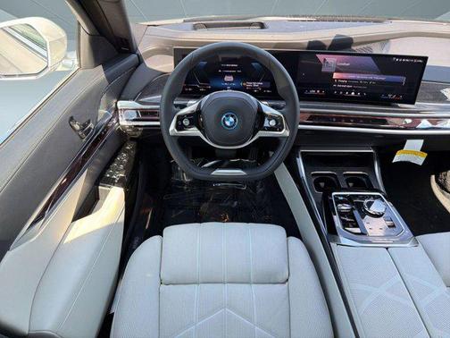 Alpine White 2026 BMW i7 xDrive60