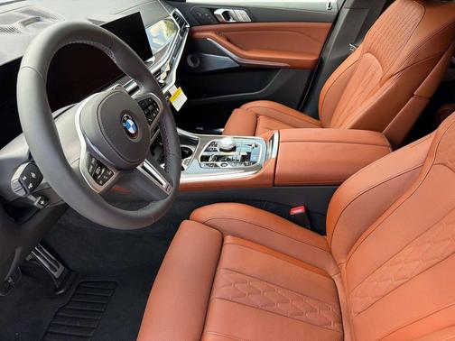 Mineral White Metallic 2027 BMW X7 M60i