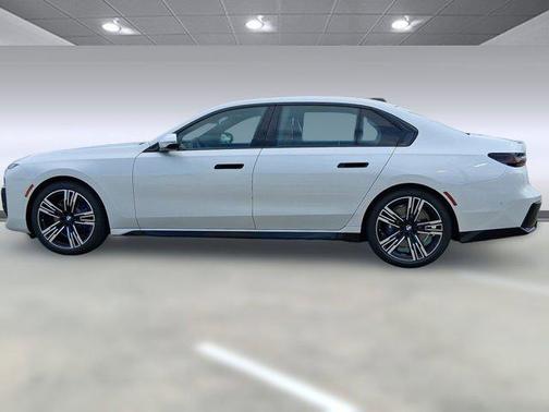 2025 BMW 740 i