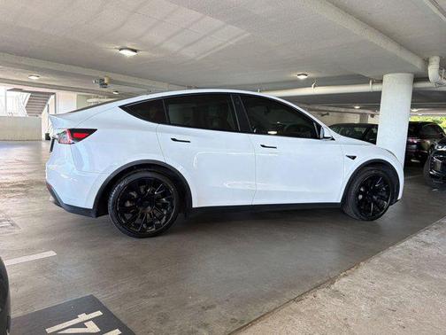 Pearl White Multi-Coat 2021 Tesla Model Y Standard Range Rear-Wheel Drive