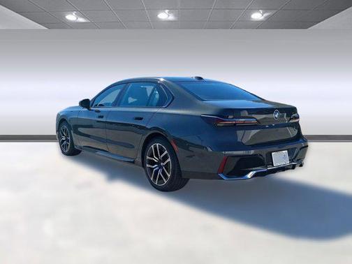 2023 BMW 740 i