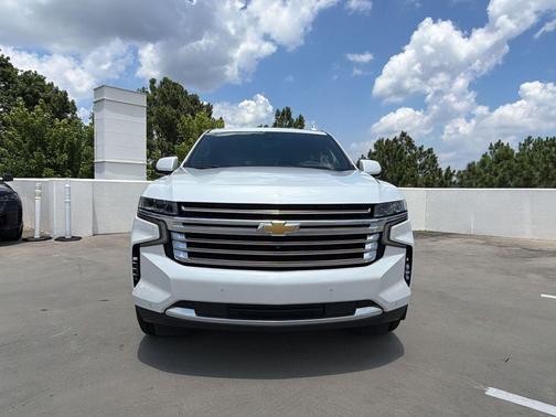 Iridescent Pearl Tricoat 2022 Chevrolet Suburban 4WD High Country