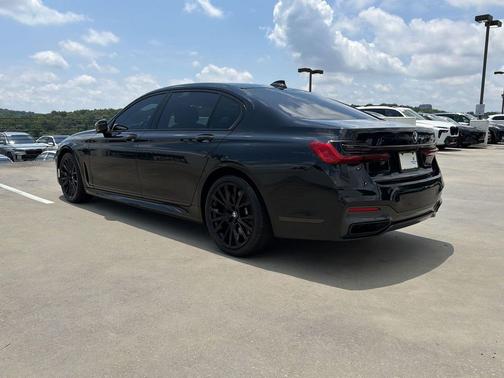 Black Sapphire Metallic 2022 BMW 750 i xDrive