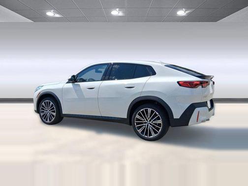 Alpine White 2026 BMW X2 xDrive28i