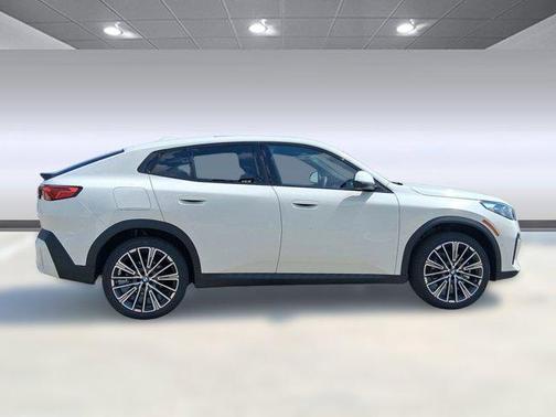 Alpine White 2026 BMW X2 xDrive28i