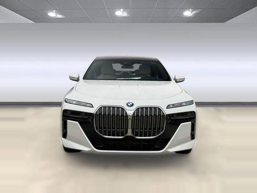 2026 BMW 750e i xDrive