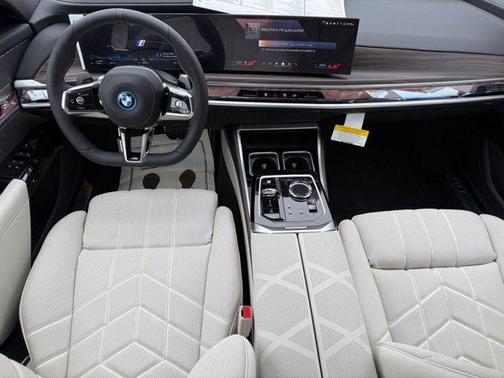 2026 BMW 750e i xDrive