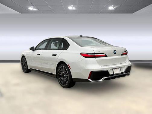 2026 BMW 750e i xDrive