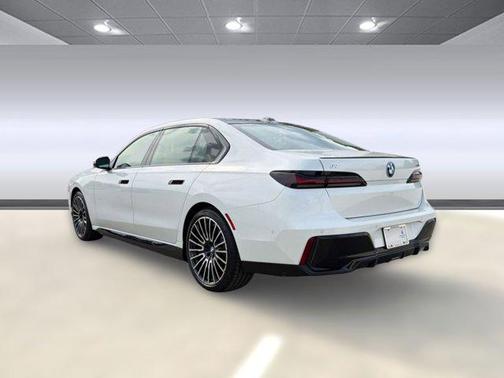 Mineral White Metallic 2026 BMW i7 xDrive60