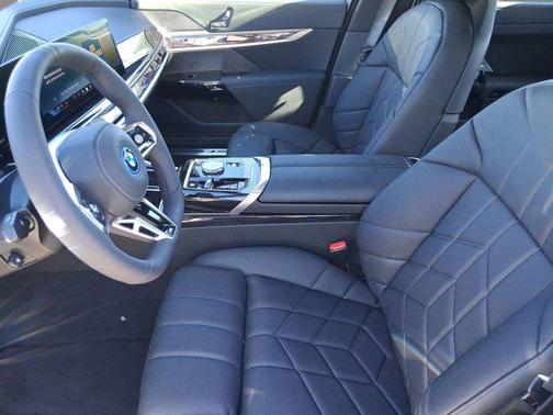 2026 BMW 750e i xDrive