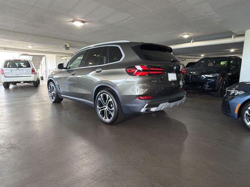 Manhattan Green Metallic 2024 BMW X5 xDrive40i