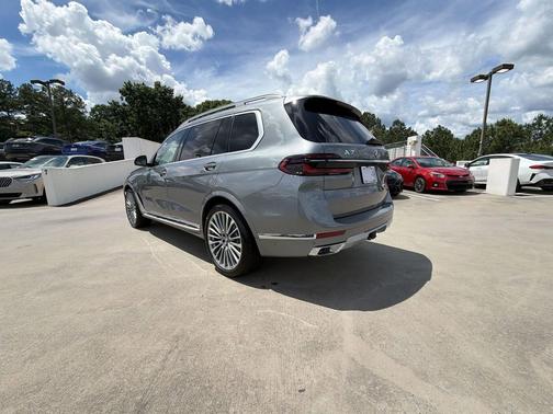 Skyscraper Grey Metallic 2027 BMW X7 xDrive40i