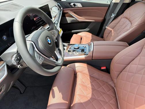 Skyscraper Grey Metallic 2027 BMW X7 xDrive40i