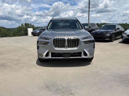 Skyscraper Grey Metallic 2027 BMW X7 xDrive40i