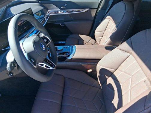 2026 BMW 750e i xDrive