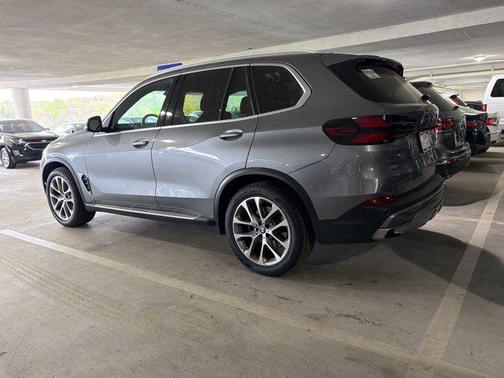 Skyscraper Grey Metallic 2024 BMW X5 sDrive40i
