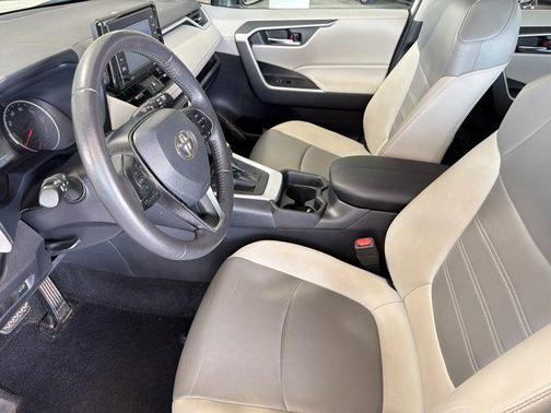 Blizzard Pearl 2021 Toyota RAV4 XLE Premium
