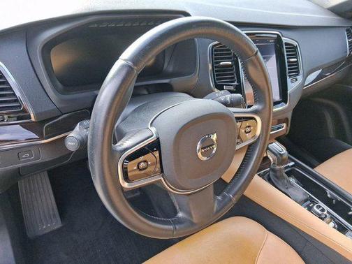 2016 Volvo XC90 T6 Momentum