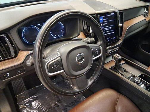 2021 Volvo XC60 T5 Momentum