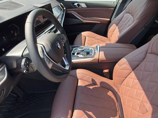 Mineral White Metallic 2027 BMW X7 xDrive40i