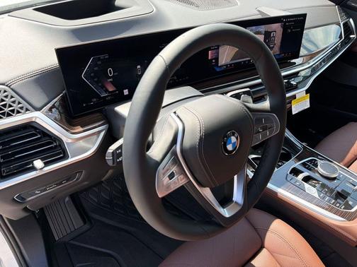 Mineral White Metallic 2027 BMW X7 xDrive40i