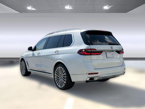 Mineral White Metallic 2027 BMW X7 xDrive40i