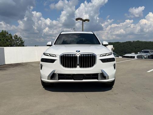 Mineral White Metallic 2027 BMW X7 xDrive40i