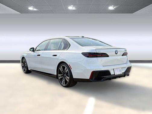 Mineral White Metallic 2026 BMW i7 eDrive50