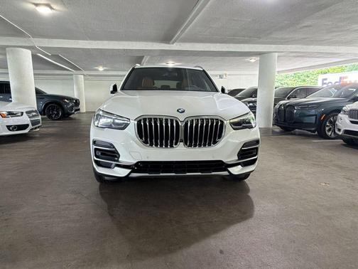 Mineral White Metallic 2023 BMW X5 xDrive40i