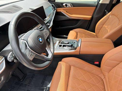 Mineral White Metallic 2024 BMW X7 xDrive40i