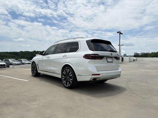 Mineral White Metallic 2024 BMW X7 xDrive40i