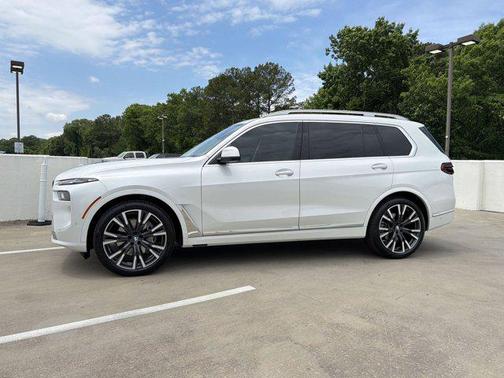 Mineral White Metallic 2024 BMW X7 xDrive40i