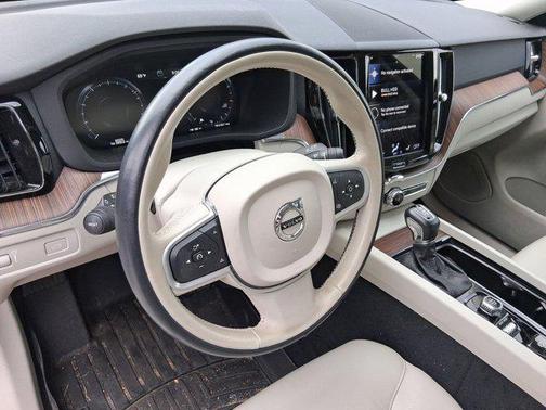 2021 Volvo XC60 T5 Momentum