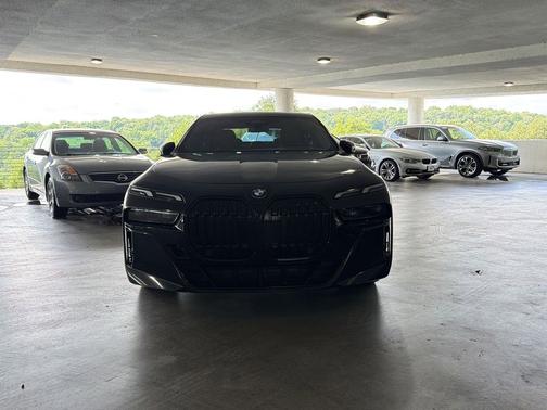 Black Sapphire Metallic 2023 BMW 740 i