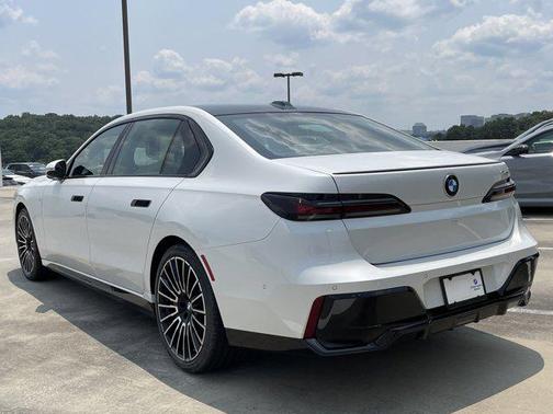 2025 BMW 740 i