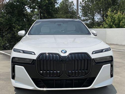2025 BMW 740 i