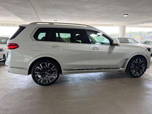 Mineral White Metallic 2023 BMW X7 xDrive40i