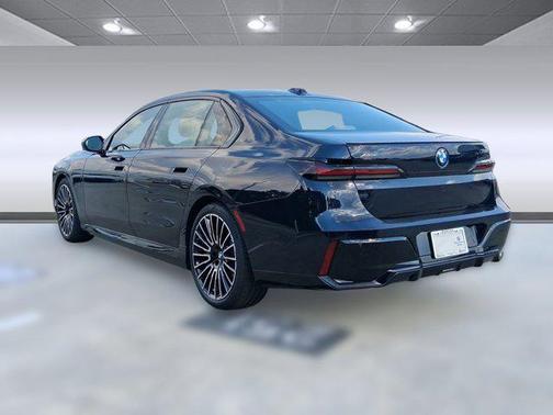 2026 BMW 750e i xDrive