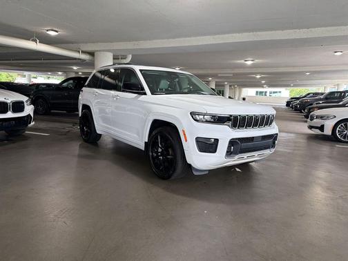 Bright White Clearcoat 2023 Jeep Grand Cherokee Overland